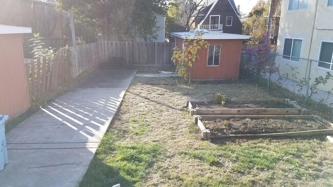 Building Photo - Classic Berkeley living with character, comfort, and a prime central location