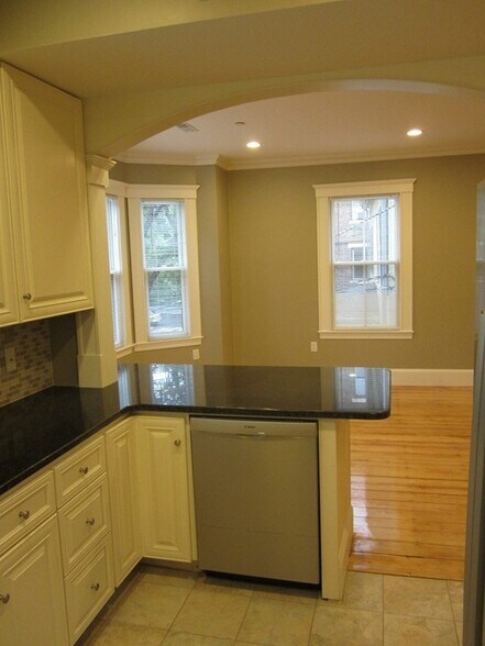 Building Photo - 6 Centre St