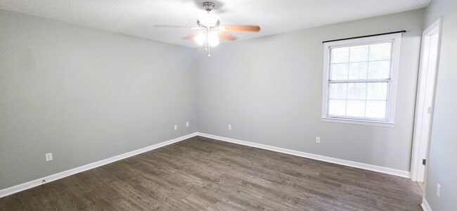 Building Photo - 627 Windhaven Dr