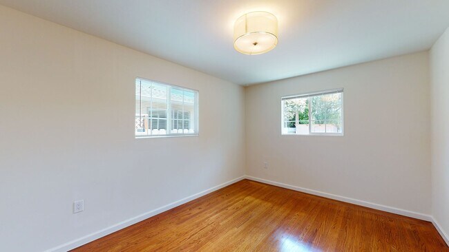 Building Photo - Updated 3 bedroom home, backyard, washer/d...