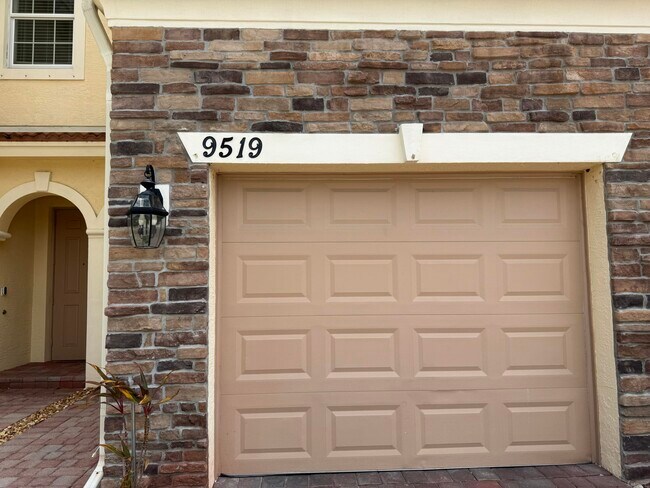 Building Photo - 9519 SW Merlin Ct