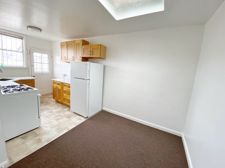 Kitchen with a dinning area - 126 Holloway Ave