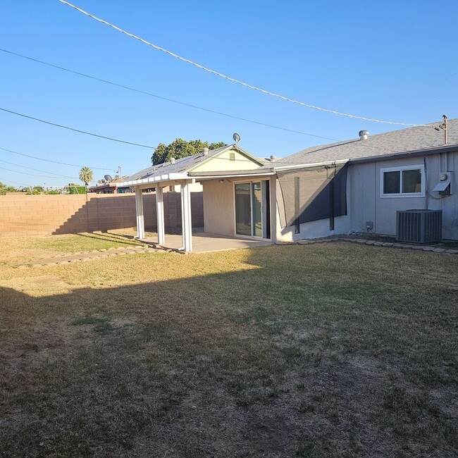 Building Photo - Updated Rental Available Now!