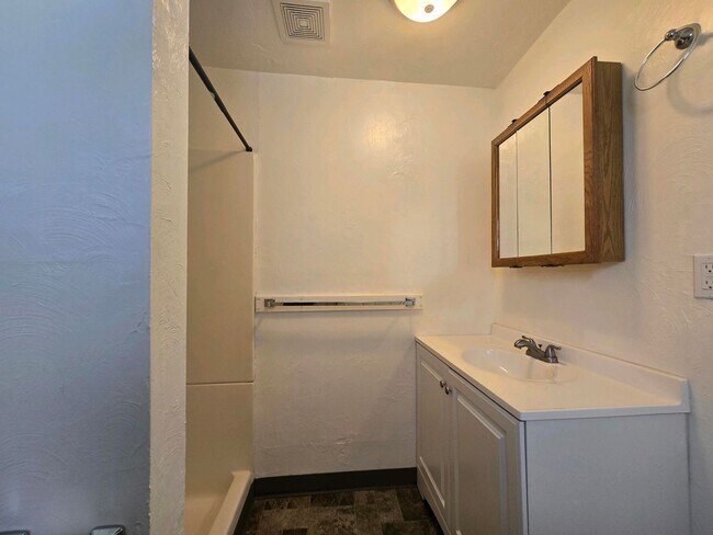 Building Photo - Cozy 2 Bed, 2 Bath Home with Parking Spaces and a Fenced Backyard!