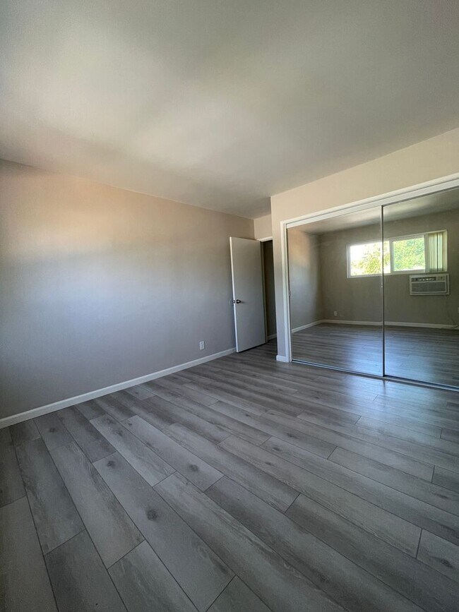 Building Photo - 1 Month Free! Fully Renovated 1-Bedroom Ap...
