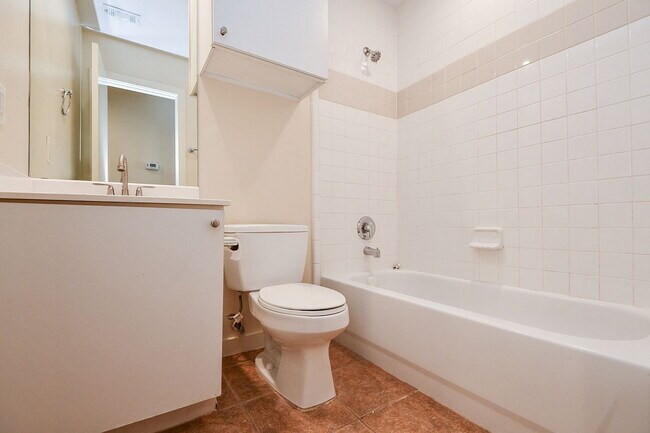 Building Photo - 824 Robin St