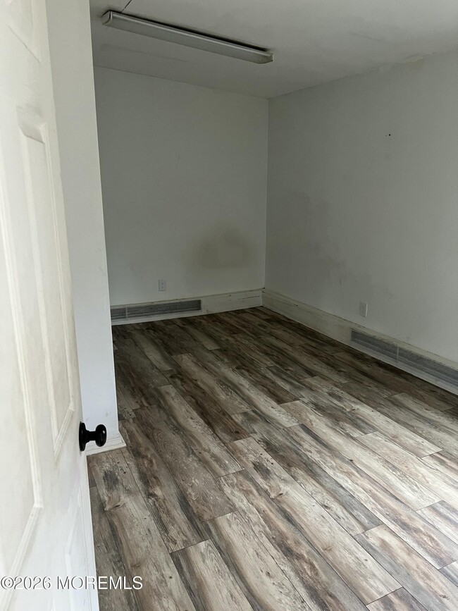 Building Photo - 919 Lakewood Farmingdale Rd