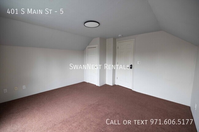 Building Photo - 401 S Main St