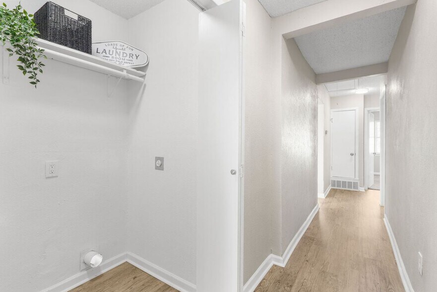 Building Photo - 714 Pleasant Valley Rd