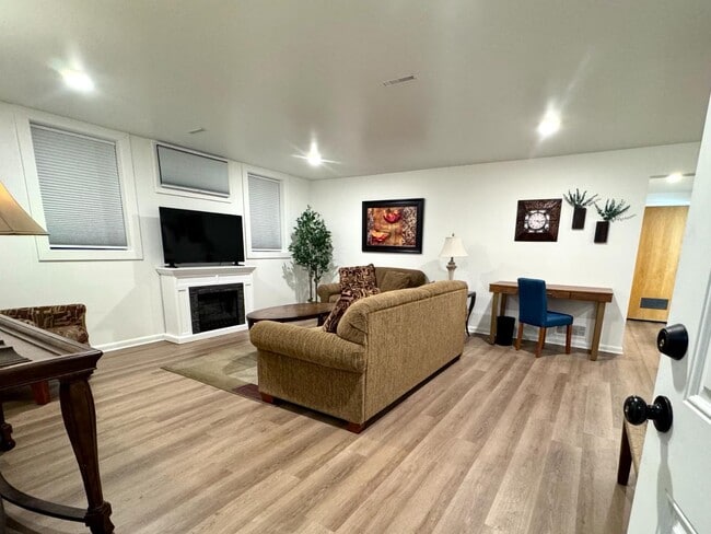 Primary Photo - 1305 9th St W