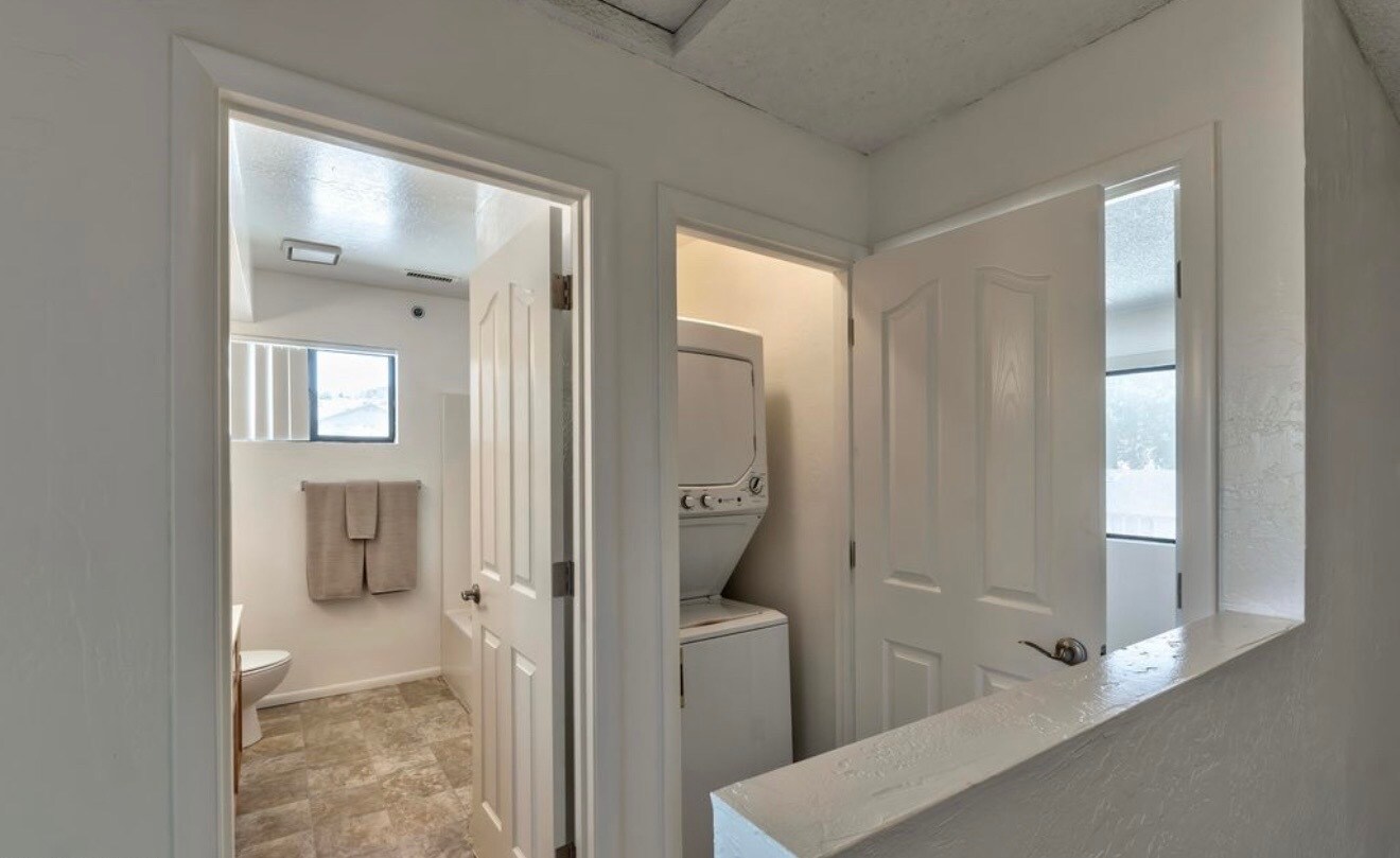 Building Photo - 1246 N Barzona Ave