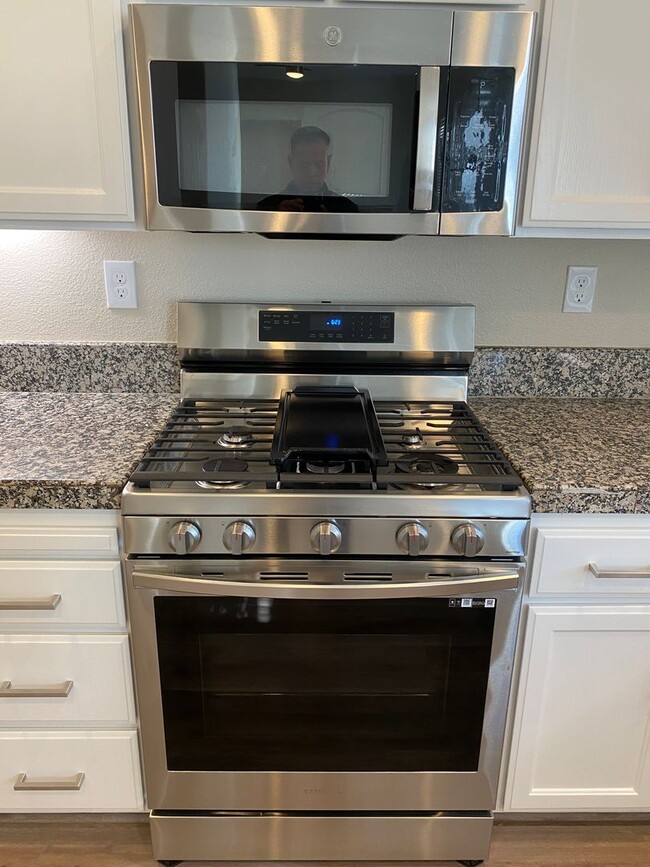 Building Photo - NEWLY RENOVATED, VERY CLEAN 5 BED, 3 BATH,...
