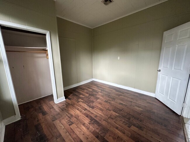 Building Photo - 3 bedroom, 1 bathroom Home NOW AVAILABLE!