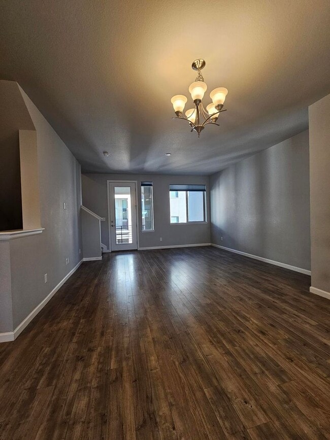Building Photo - Contemporary townhome in Great Location