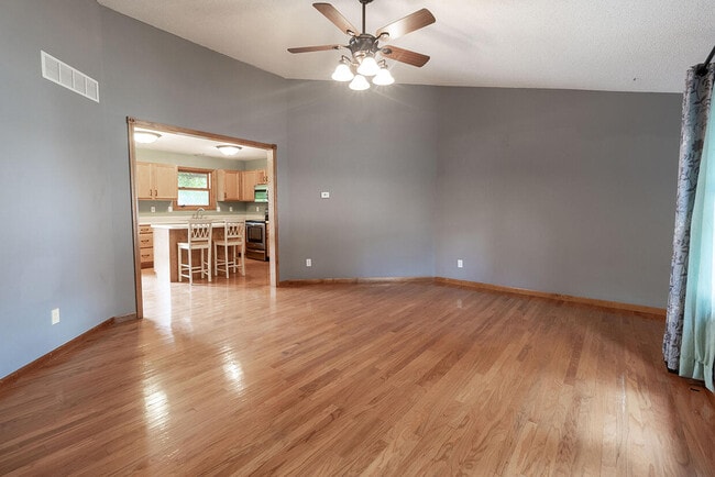 Building Photo - 1302 Look Out Ct