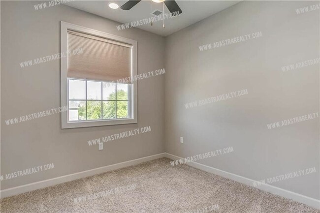 Building Photo - Like New Blue Valley Townhome-Available in JUNE!!