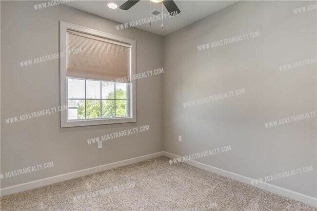 Building Photo - Like New Blue Valley Townhome-Available NOW!!