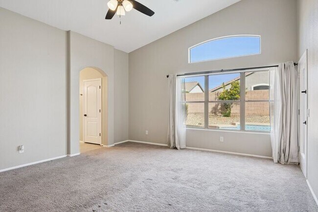 Building Photo - Very nice single level home with 4 bedrooms and 2 baths!