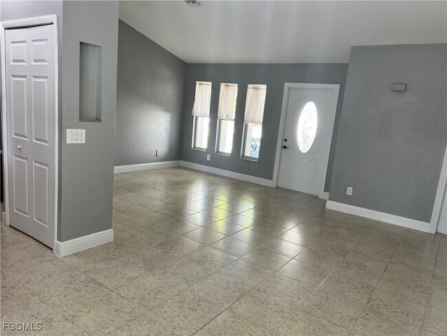 Building Photo - 1412 NE Van Loon Terrace