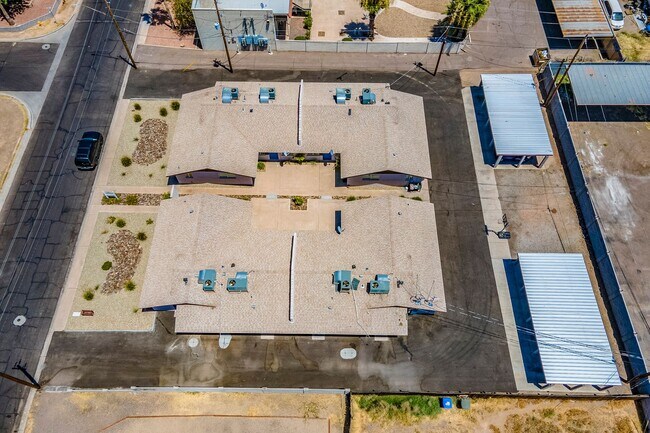 Building Photo - Renovated open floorplan