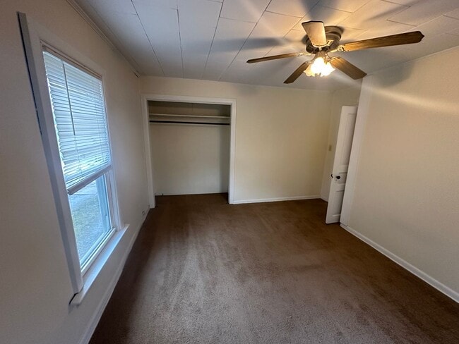 Building Photo - 3 Bedroom Home Available in July