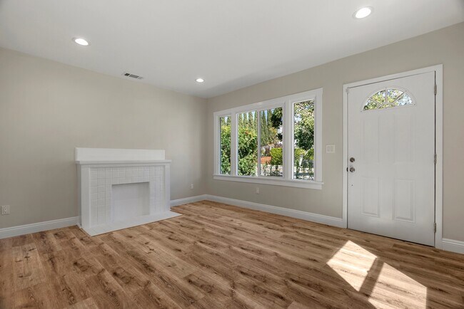 Building Photo - 749 N Wilton Pl