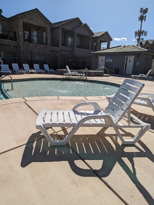 Building Photo - Azalea Townhome Poolside Living 3 Bed 2.5 Bath Smart Home - Looking for 2 Female Roommates