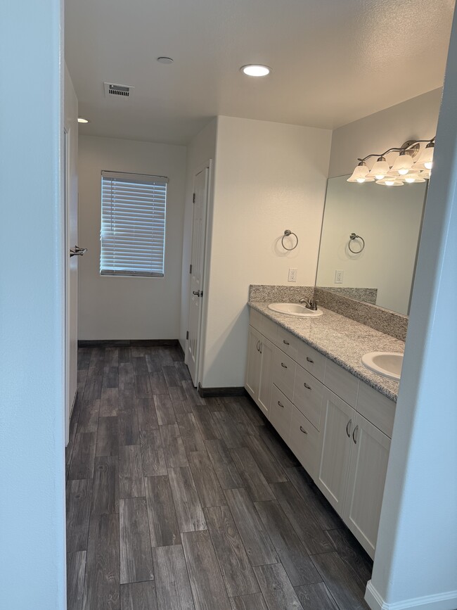 Building Photo - 1147 Dewitt Ave