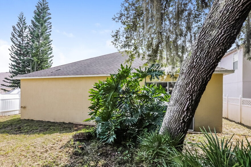 Building Photo - 13761 Meadowpark Ave