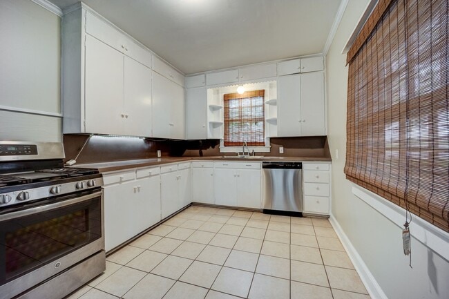 Building Photo - Freshly Updated 3 Bedroom Home