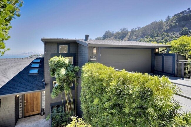 Building Photo - Beautiful Home w/ Stunning Views from Ever...