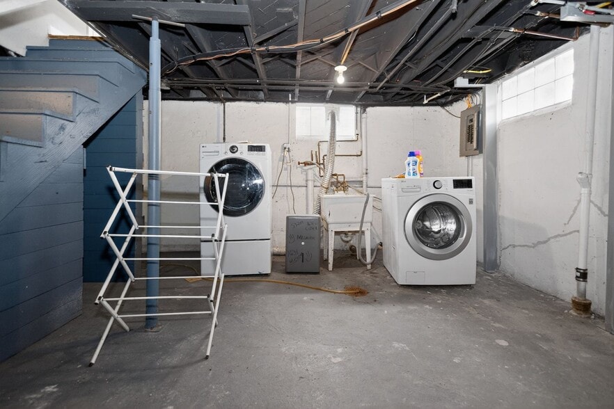 Building Photo - 1631 W Custer Ave