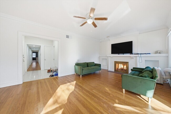 Building Photo - 5210 S Ingleside Ave