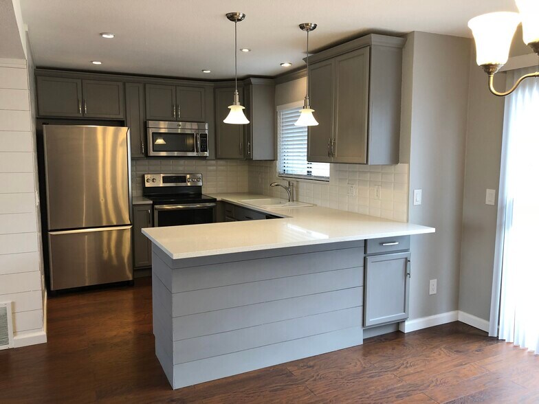 Townhouse in excellent location/Backs to open space with views to downtown. Two car garage. - 422 Wright St