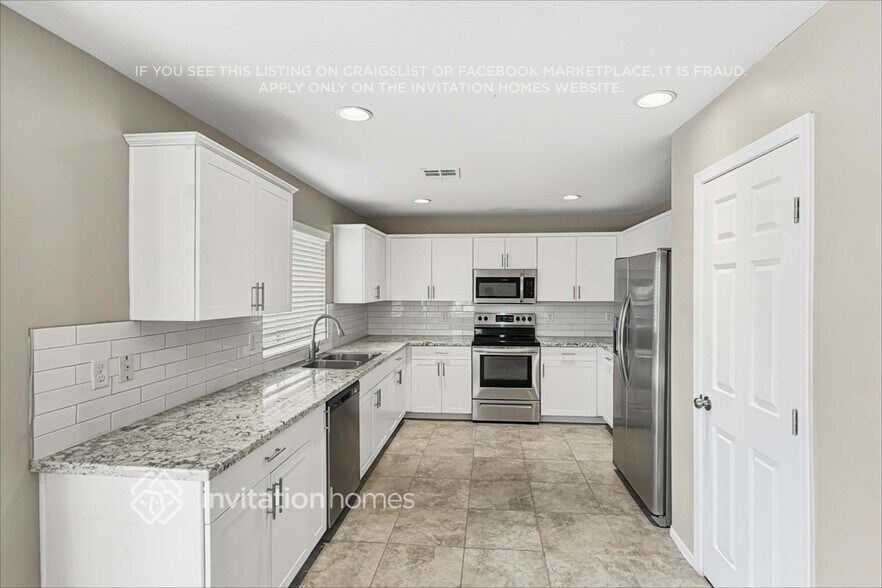 Building Photo - 1425 E Lakeview Dr