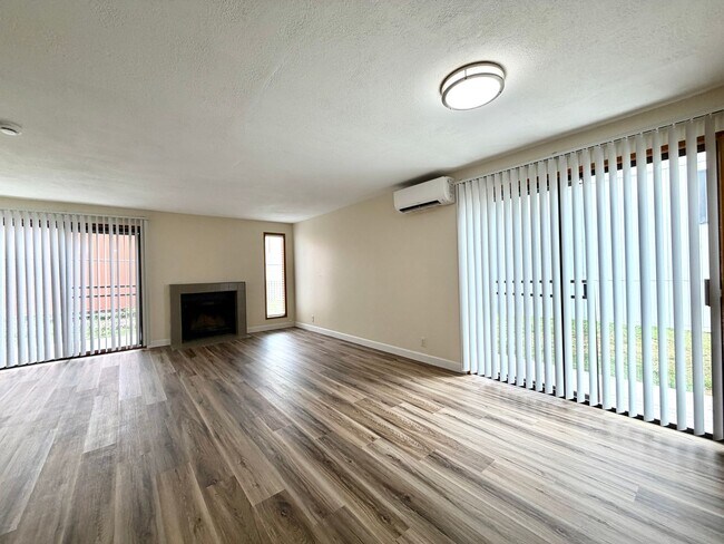 Building Photo - 3 Bed 1.5 Bath Townhouse In Garden Home~ A/C~ Wood Burning Fireplace~ Washer/Dryer Hook-Ups~ Off ...