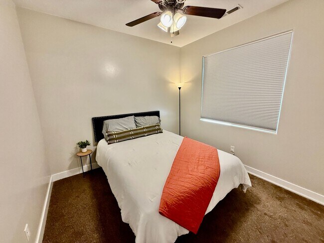 Building Photo - 521 N Creek Ridge Dr