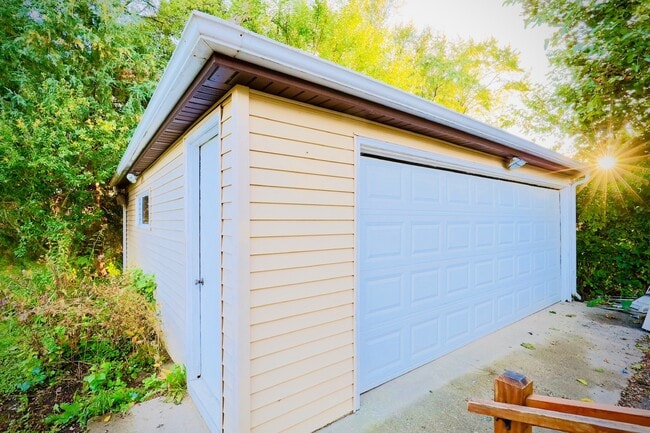 Building Photo - 423 Lawrence Ave