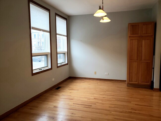 Building Photo - 906 E 54th St