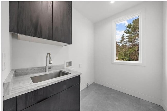 Building Photo - 942 Peachtree Battle Cir NW