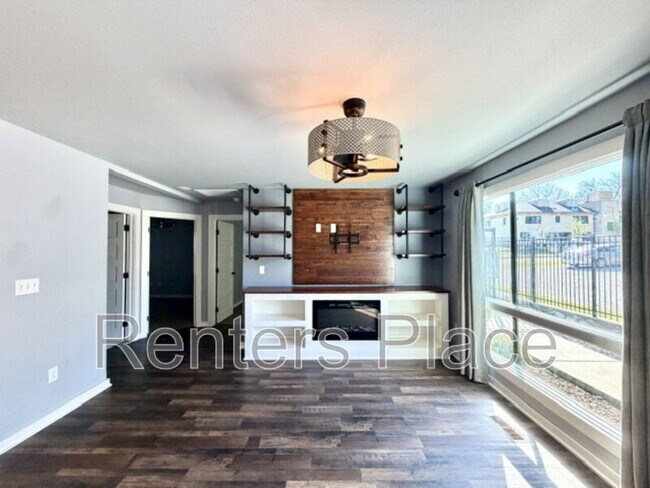 Building Photo - 624 S Quincy Ave