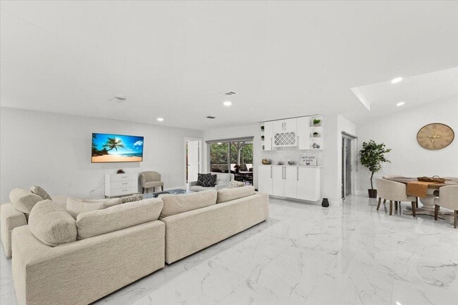 Building Photo - 5136 Beechwood Rd