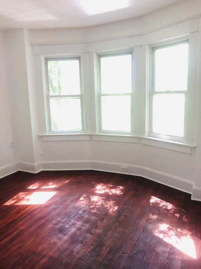 Building Photo - 4 bed 1 bath amazing location