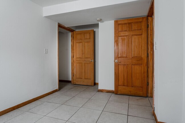 Building Photo - Lincoln Square / Ravenswood - 2 Bed / 1 Ba...