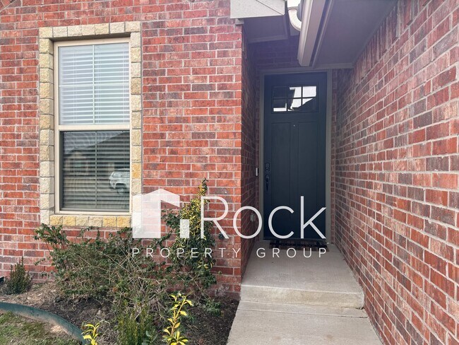 Building Photo - Beautiful 3 Bedroom Home with Study in Westmoore Area of OKC