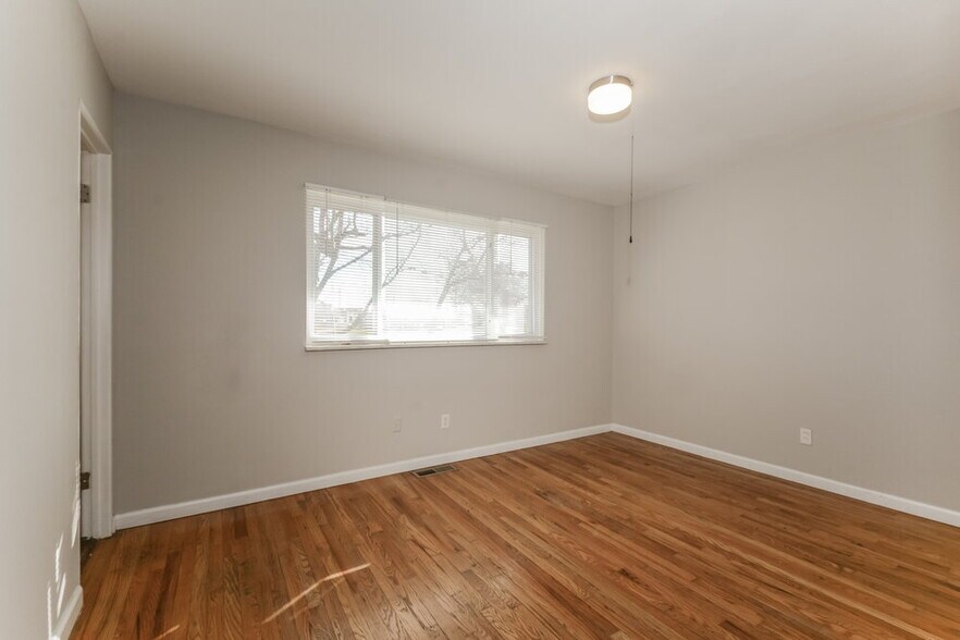 Building Photo - 730 Loyola Dr