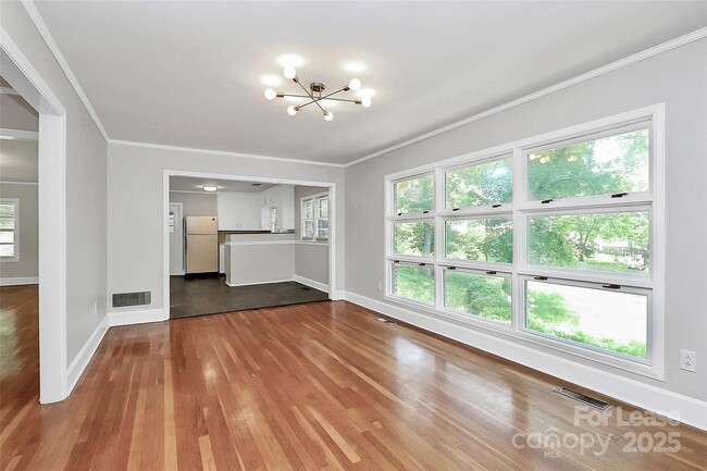 Building Photo - 207 Oak Dr