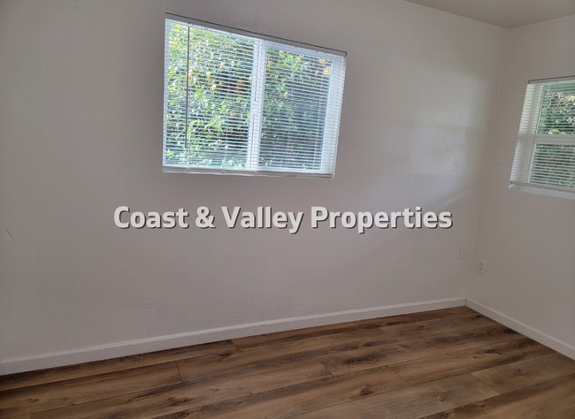 Building Photo - 2BD HOUSE IN HOLLISTER FOR RENT