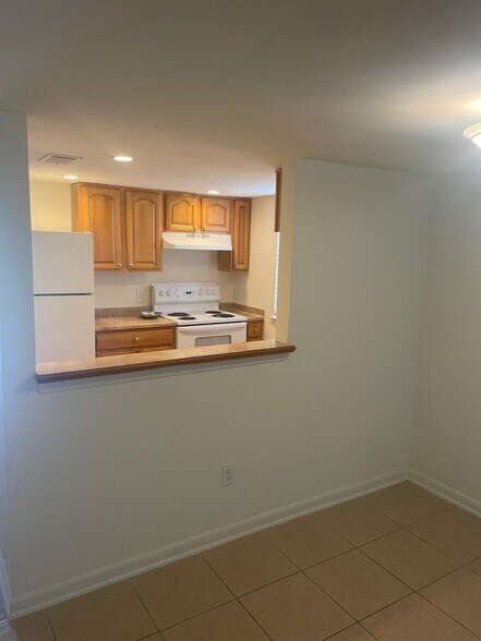 Building Photo - 5104 W Esplanade Ave