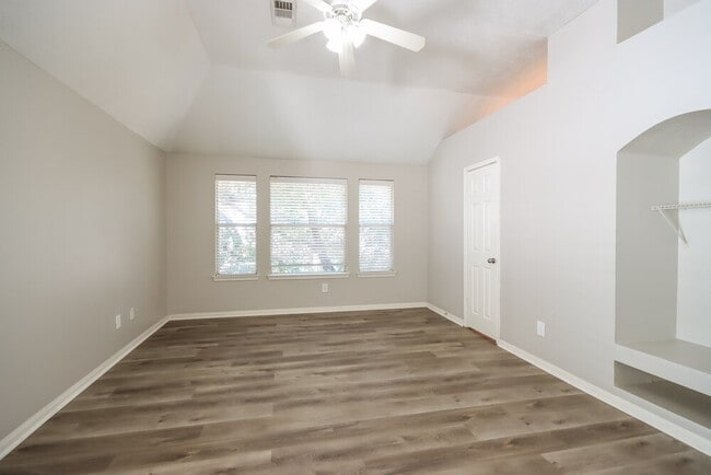 Building Photo - 16206 Hollow Rock Dr